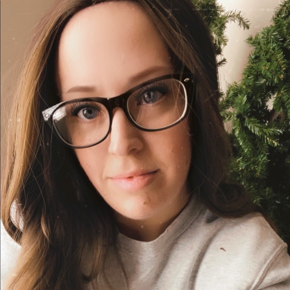 Meet your Posher, Amber 💗 - Picture 2 of 8